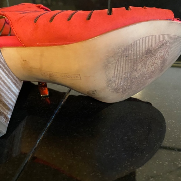 Vince Camuto - Picture 7 of 14